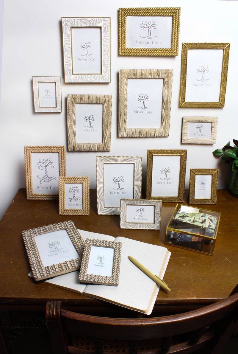 Frame - Loop pattern antique white resin frame, 4x6 in