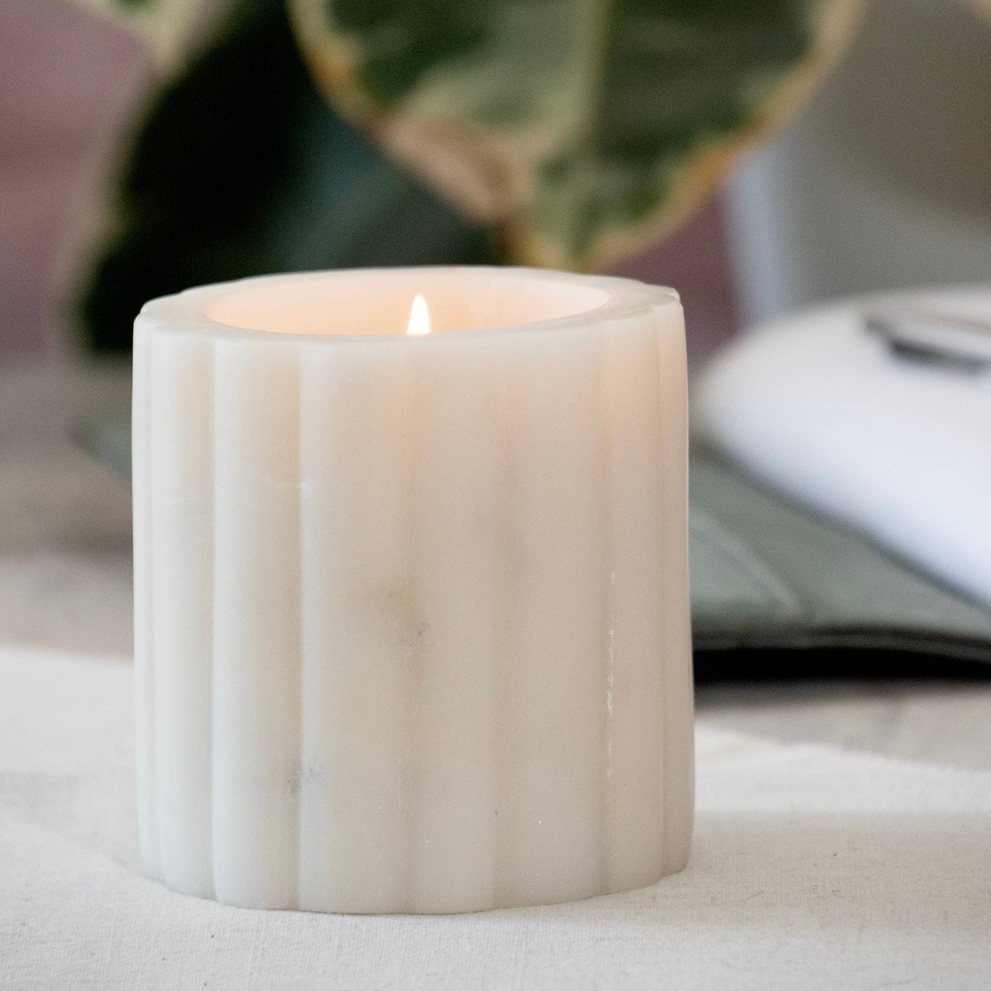 Palo Santo Scented White Marble Candle with Ridges