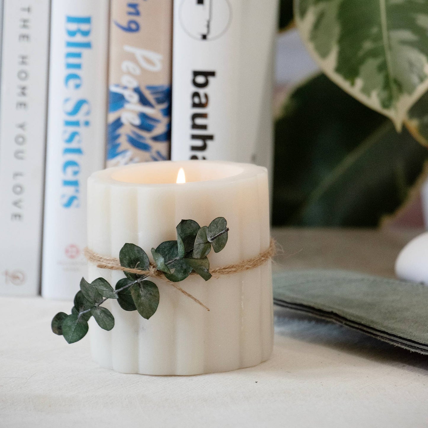 Palo Santo Scented White Marble Candle with Ridges